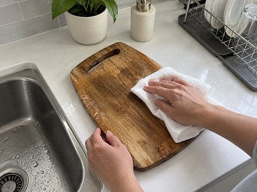 나무도마 냄새 제거하고 말리는 방법, 세척부터 건조까지 제대로 관리하기 3 세척 직후 표면의 물기를 먼저 닦기